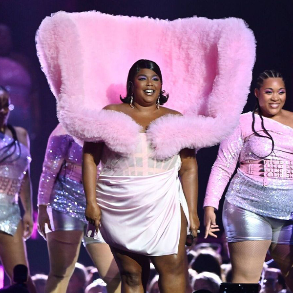Lizzo enfrenta demanda por acoso sexual
