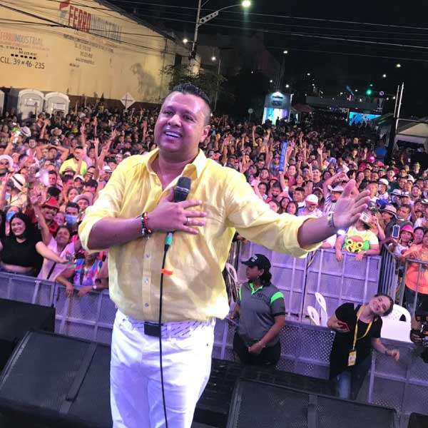 Â¡Se prendiÃ³ el Carnaval de Barranquilla con Rafael Santos!