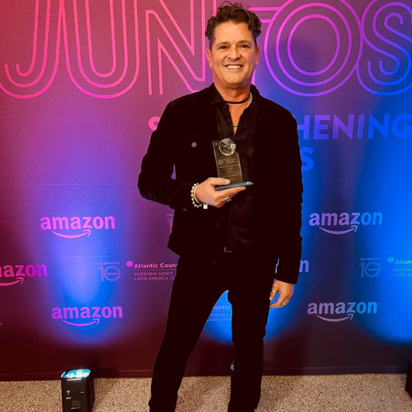 Carlos Vives no para de recibir premios.
