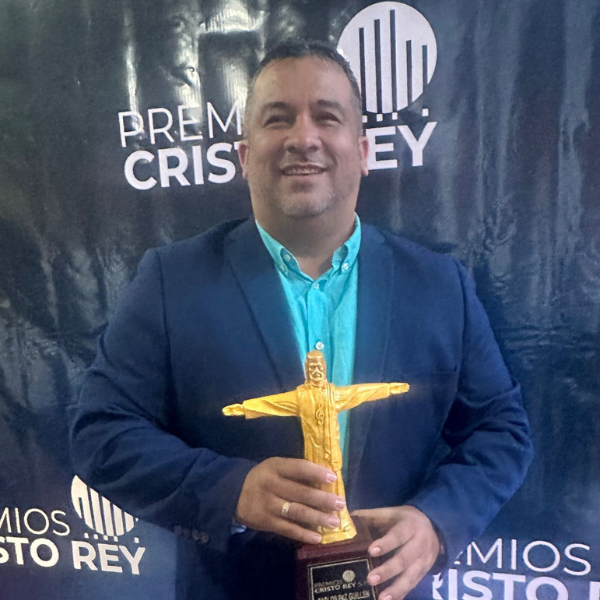 El maestro de conciertos Carlos Paz gana premio.