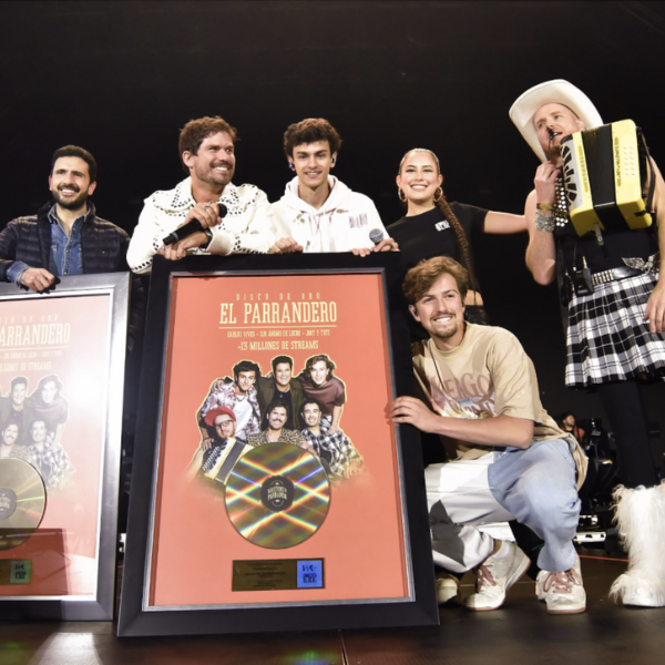 Disco de oro por los millones de Streams del Remake 