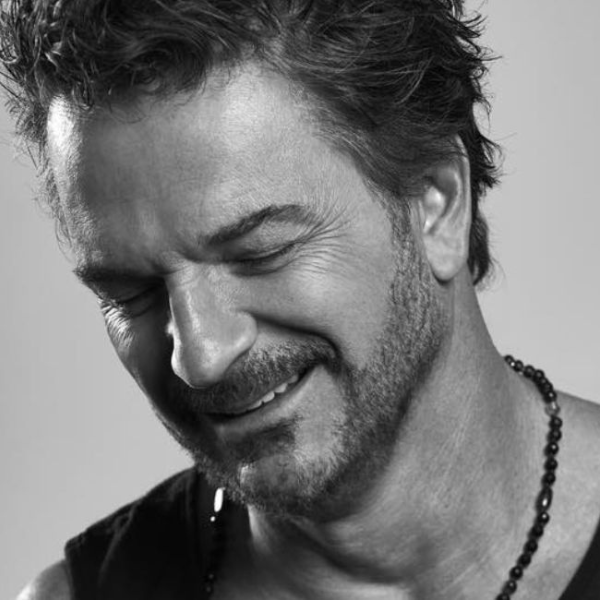 Ricardo Arjona logra terminar su gira pese a problema de columna.