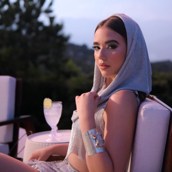 La joven estrella colombiana Ivana lanza 