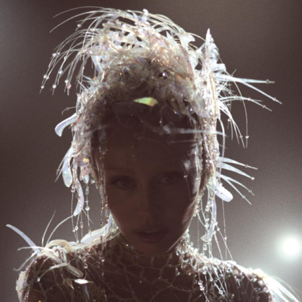 MILEY CYRUS ANUNCIA SU NUEVO ALBUM VISUAL SOMETHING BEAUTIFUL DISPONIBLES EL 30 DE MAYO DE 2025