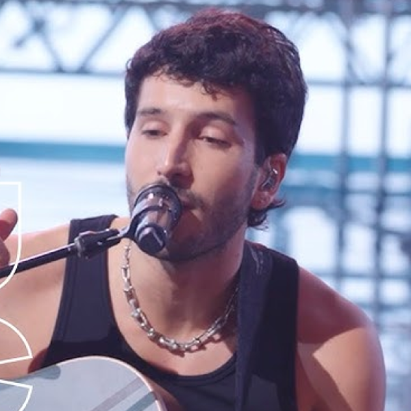 SEBASTIAN YATRA SORPRENDE CON TOM HANKS EN EL ADELANTO DE LA PELIRROJA