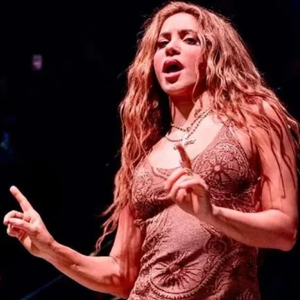 Shakira protagoniza incÃ³modo momento durante presentaciÃ³n sorpresa en Miami 
