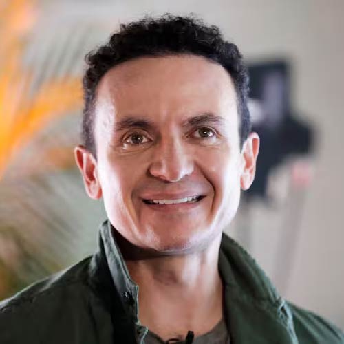 Fonseca convierte &lsquo;Por toda la vida&rsquo; en un ritual colectivo