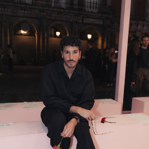 Yatra domina tres listas de Billboard y activa nueva etapa con la gira &lsquo;Entre tanta gente tour&rsquo;.