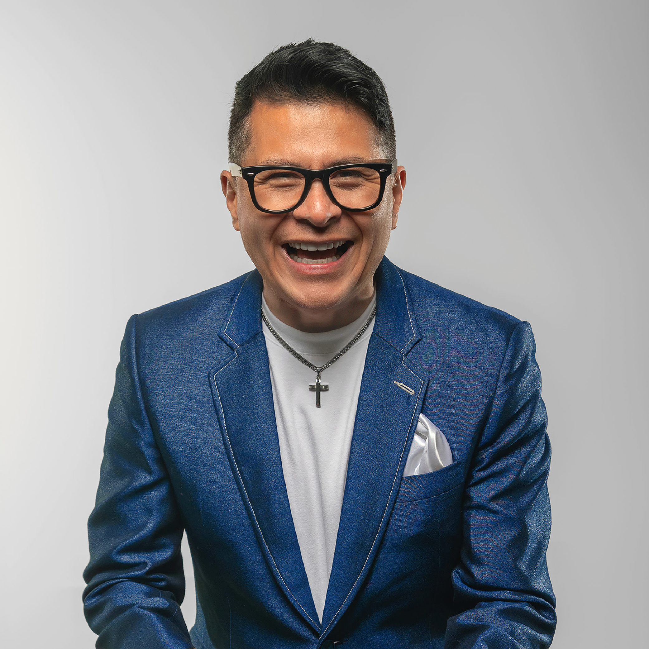 Charlie Cardona no vive del pasado: la voz salsera que sigue buscando nuevos escenarios