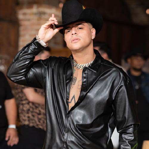 Eduin Caz rompe pantalla en Bogotá para extender el concierto de Grupo Firme<